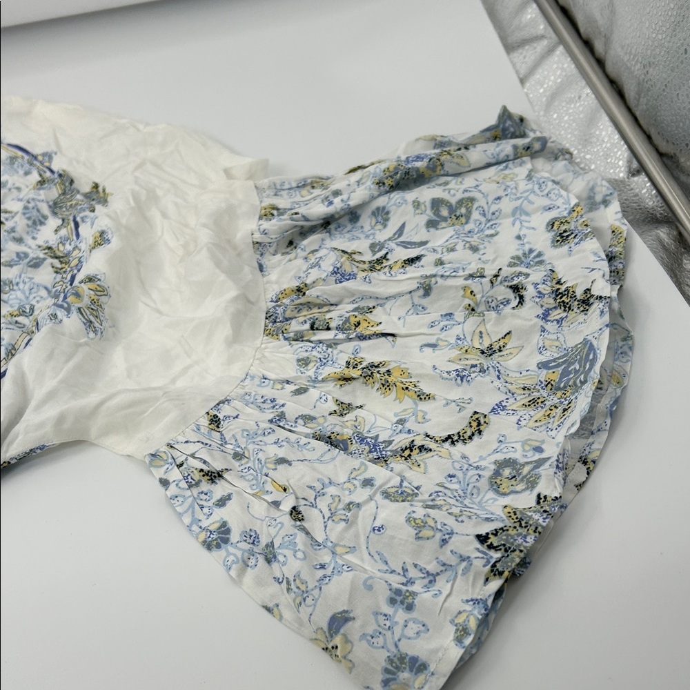 Elegant Blue and White Patterned Blouse - Picture 11 of 16
